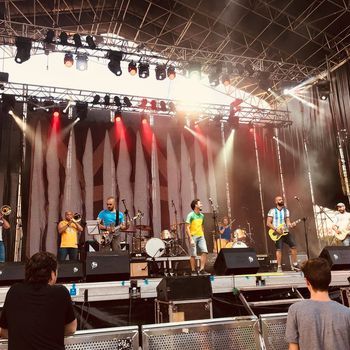 Despeinados junto a The Cat Empire
