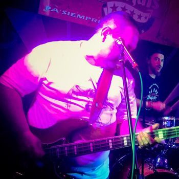 Al bajo JJ Serrano