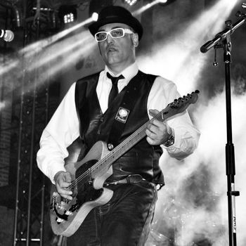 BoutiQue Rock Band live