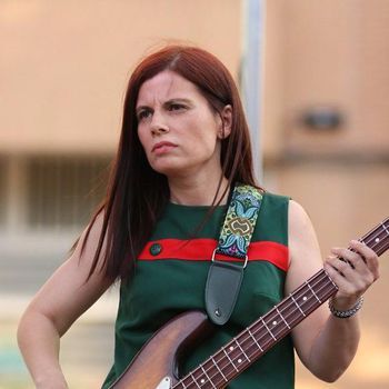Anabel al bajo!!!!