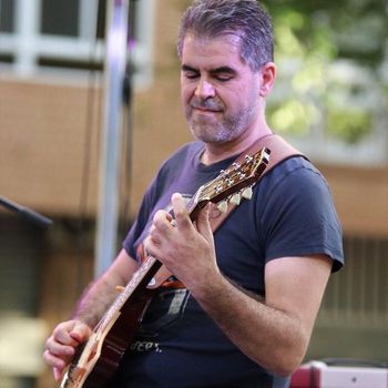 Chicho a la guitarra!!!