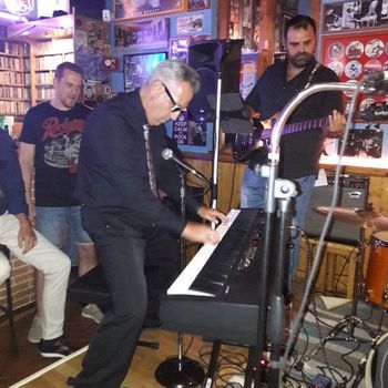 En El Garito Rock Bar, Las Navas del Marqués. 3-8-2019.