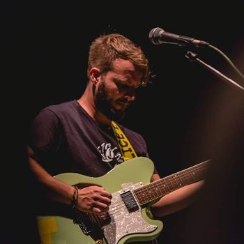 Carlos - Guitarra y Voz
