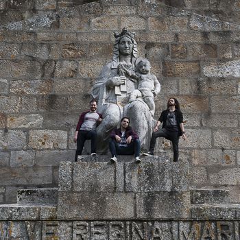 FELICES EN EL MURO