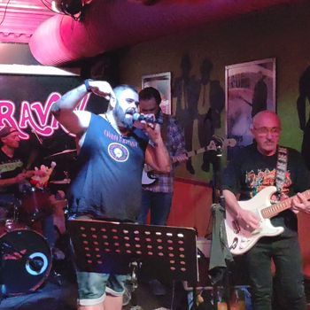 2019.07.26 Sala Caravan Guitarras Calaveras 01