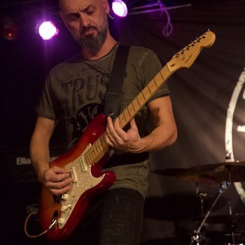 Rubén Fernández - GUITARRA -