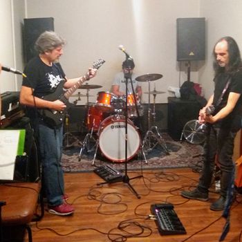 16:05. En los locales de ensayo de Pandora's Vox