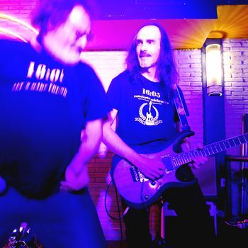 Julio (voz) y JJ ( guitarra solista) en directo el pasado 14 de febrero en la sala La Botellita