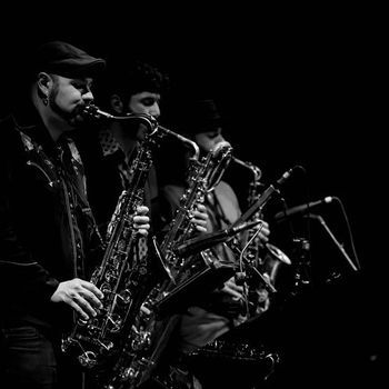 Los saxos del averno tocando