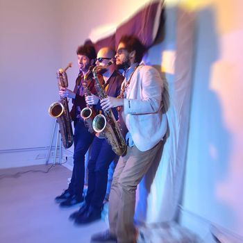Los saxos del averno tocando 2