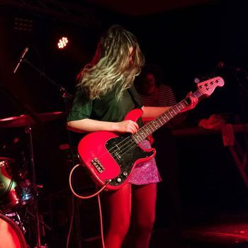 Mourn tocando