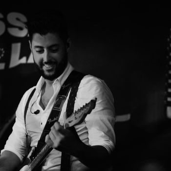 Alberto del Puerto  - artista principal, voz y guitarras.