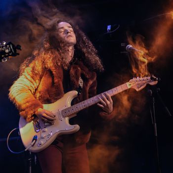 Pablo Noval: Guitarra Solista y Coros