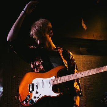 Bone Dies guitarra y voz