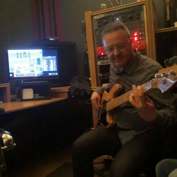 Miguel Ángel grabando en estudio