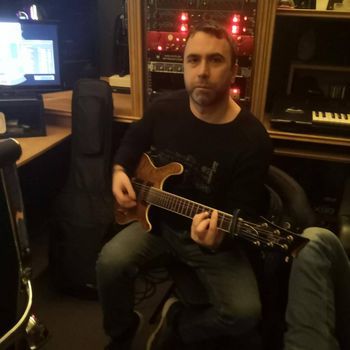 Israel grabando en estudio