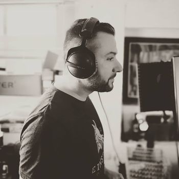 Jose grabando voces en estudio