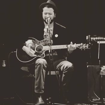Jose dándolo todo en el escenario
