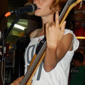 Actuación en pub como bajista y vocalista