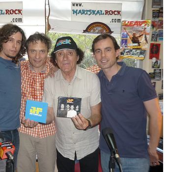 En radio MariskalRock con Vicente "Mariskal" Romero en acústico.