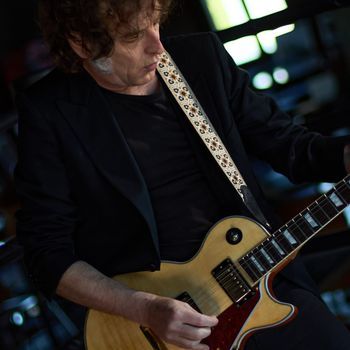 Josu Garcia en el videoclip de Linze   "El Diablo"
