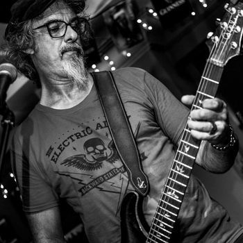 Juan, guitarra Pows