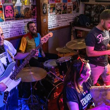 Uguns project formato sexteto Pub kiss Algeciras