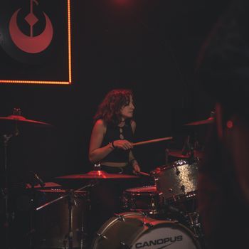 Sara, batería de Mono Cuchillo