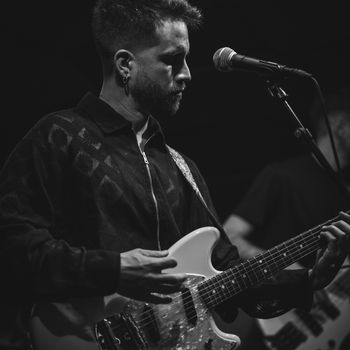 Luisfer, voz y guitarra rítmica de Mono Cuchillo