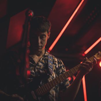 Miguel, guitarra solista y teclados en Mono Cuchillo
