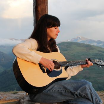 Nuria Hernández logo