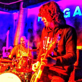 En directo en la sala Hangar 48. (Sábado 3 de marzo de 2018).